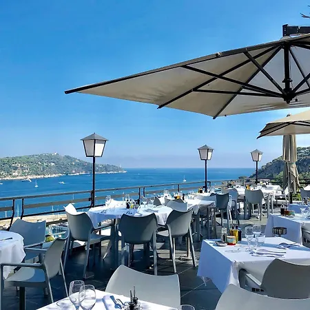 Le Versailles Hotel 3*