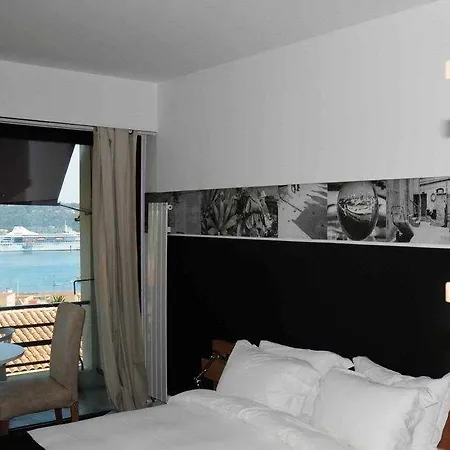 Le Versailles Hotel 3*