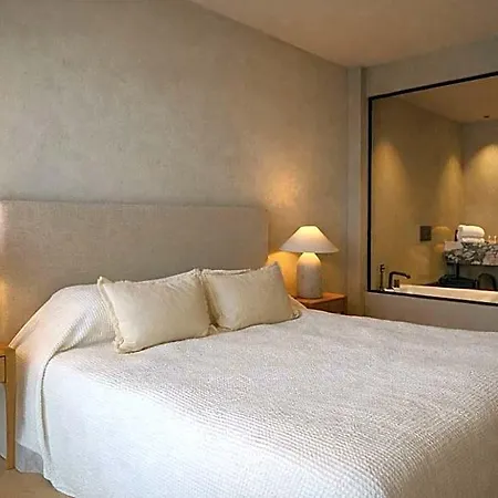 Le Versailles 3*