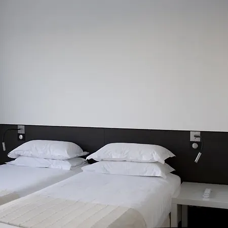 Hotell Le Versailles 3*