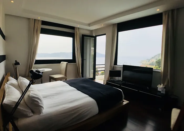 Le Versailles Hotel 3*